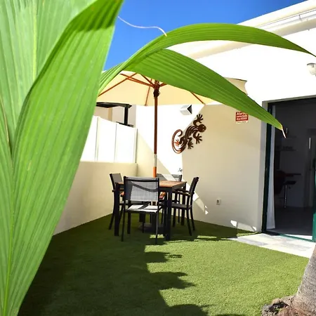 Bungalow La Palmera: Beachfront with Pool View Costa Teguise Exterior photo