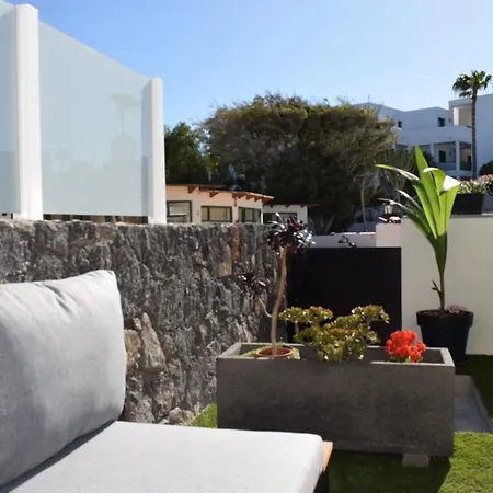 Bungalow La Palmera: Beachfront with Pool View Costa Teguise Exterior photo