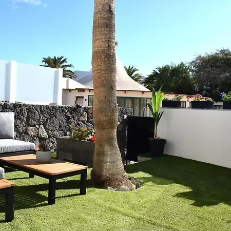 Bungalow La Palmera: Beachfront with Pool View Costa Teguise Exterior photo
