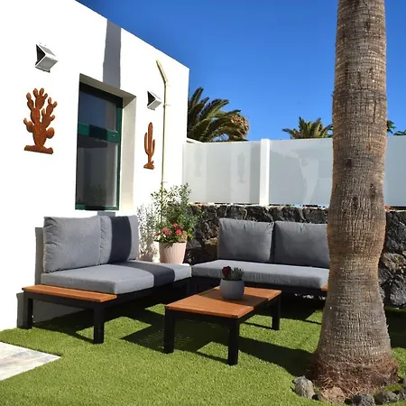 Bungalow La Palmera: Beachfront with Pool View Costa Teguise Exterior photo