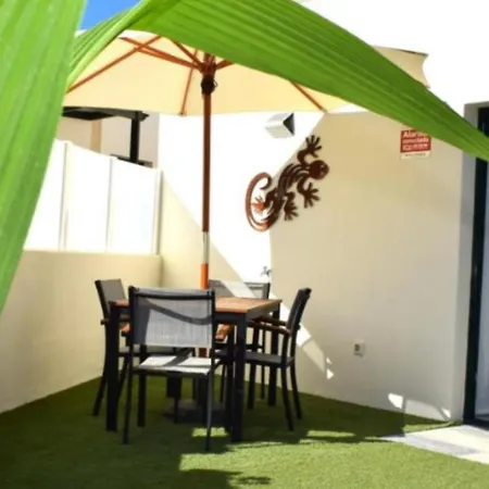 Bungalow La Palmera: Beachfront with Pool View Costa Teguise Exterior photo