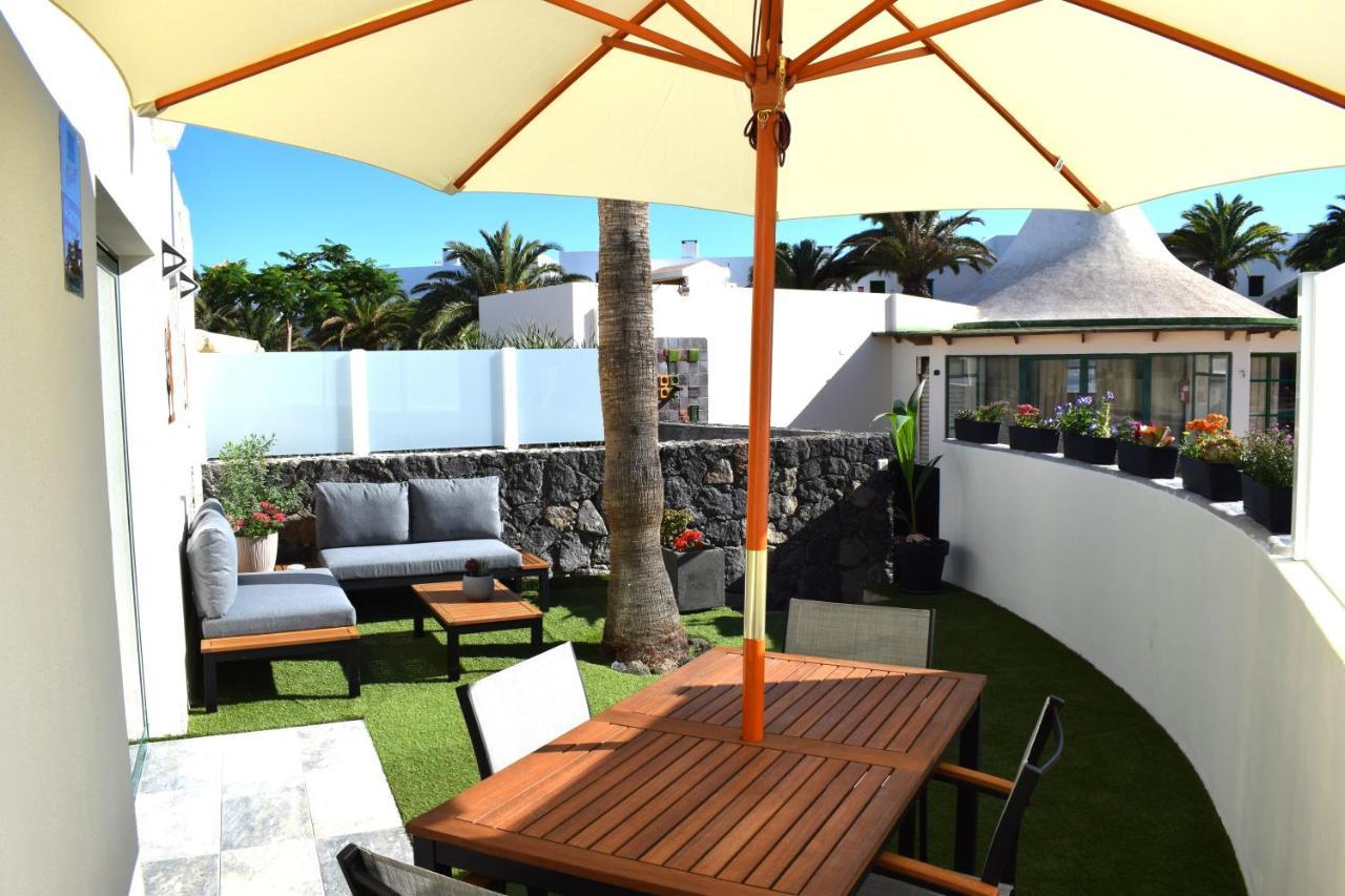 Apartment La Palmera: Beachfront With Pool View Costa Teguise
