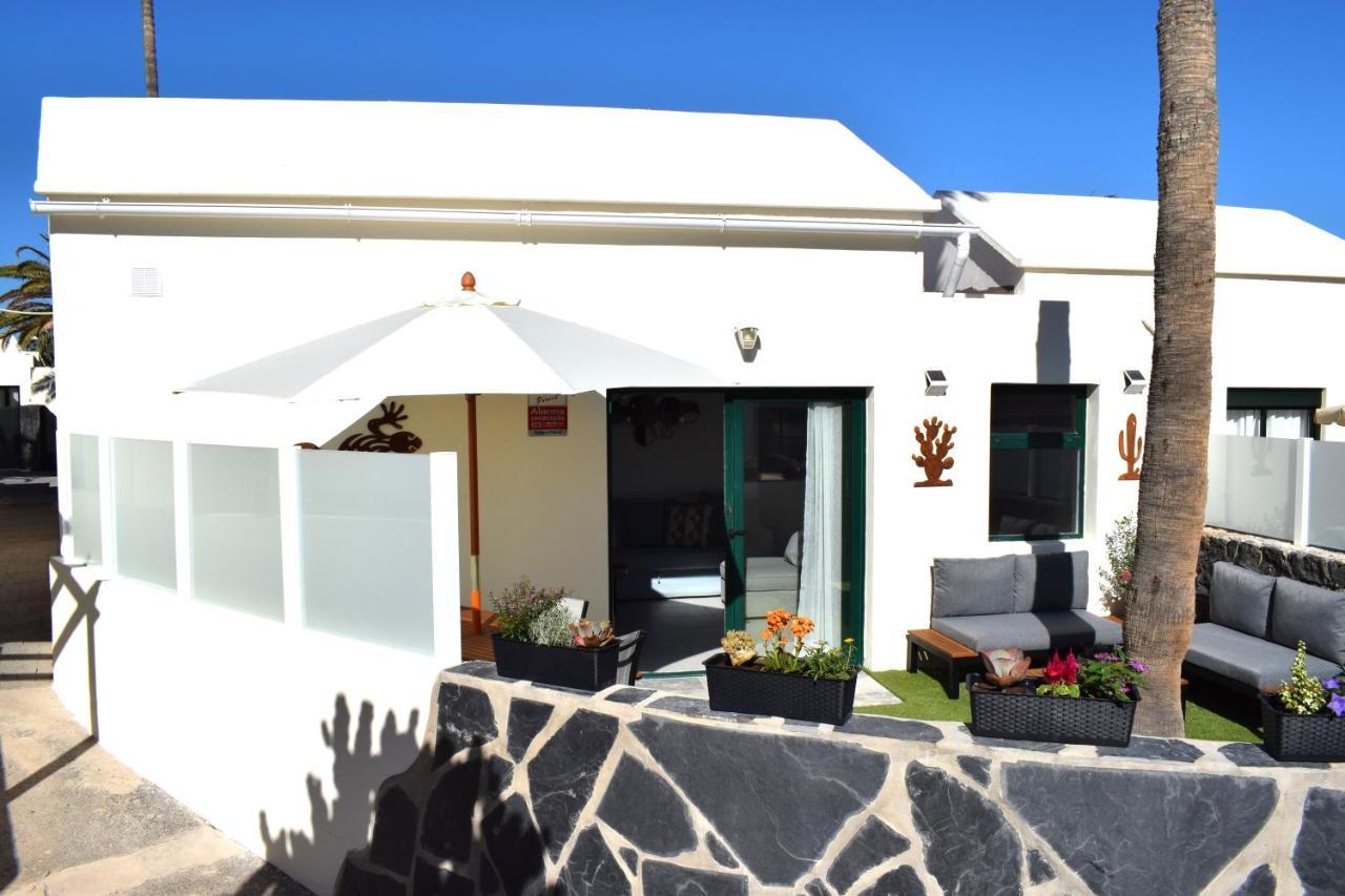 Apartment La Palmera: Beachfront With Pool View Costa Teguise