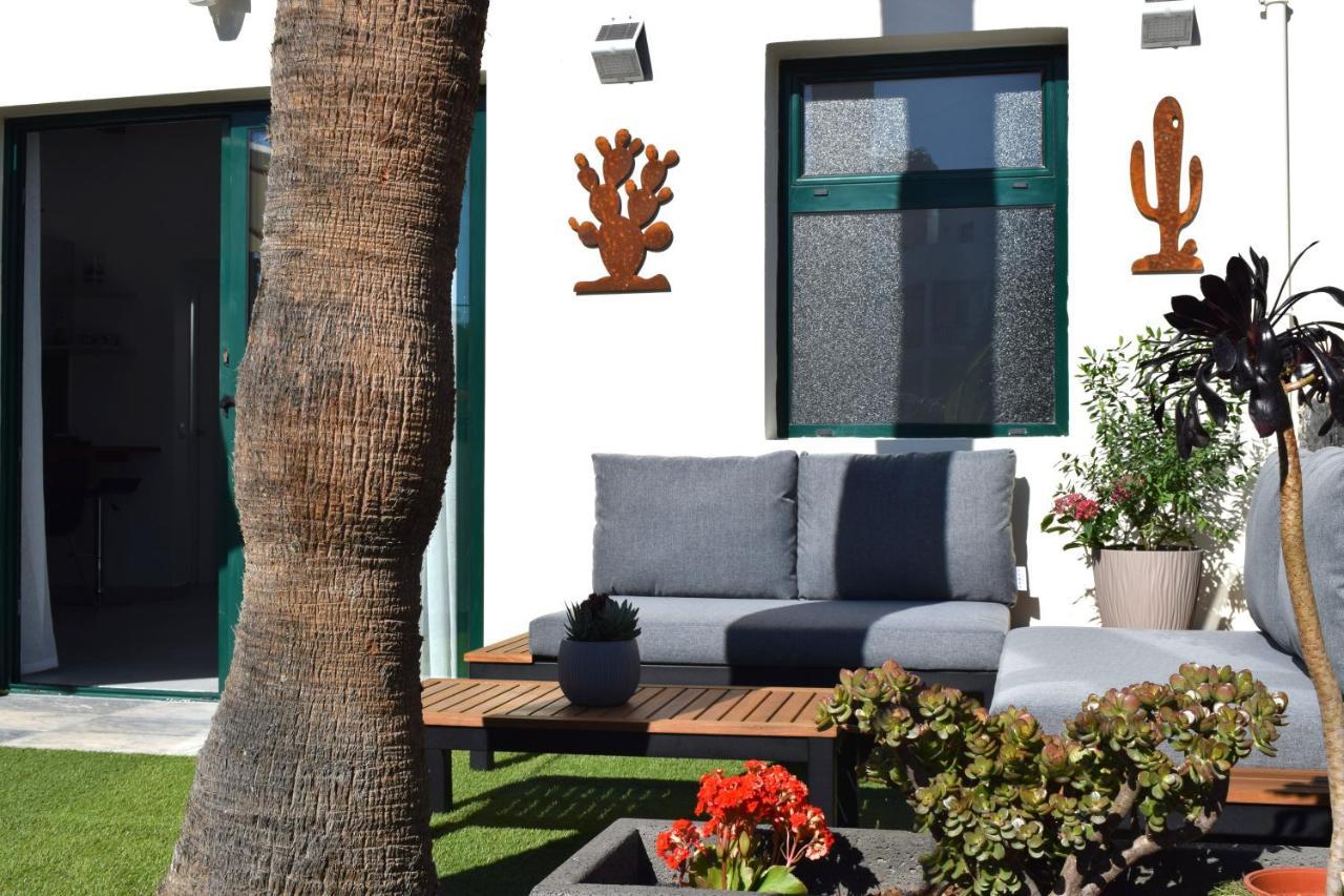 Apartment La Palmera: Beachfront With Pool View *