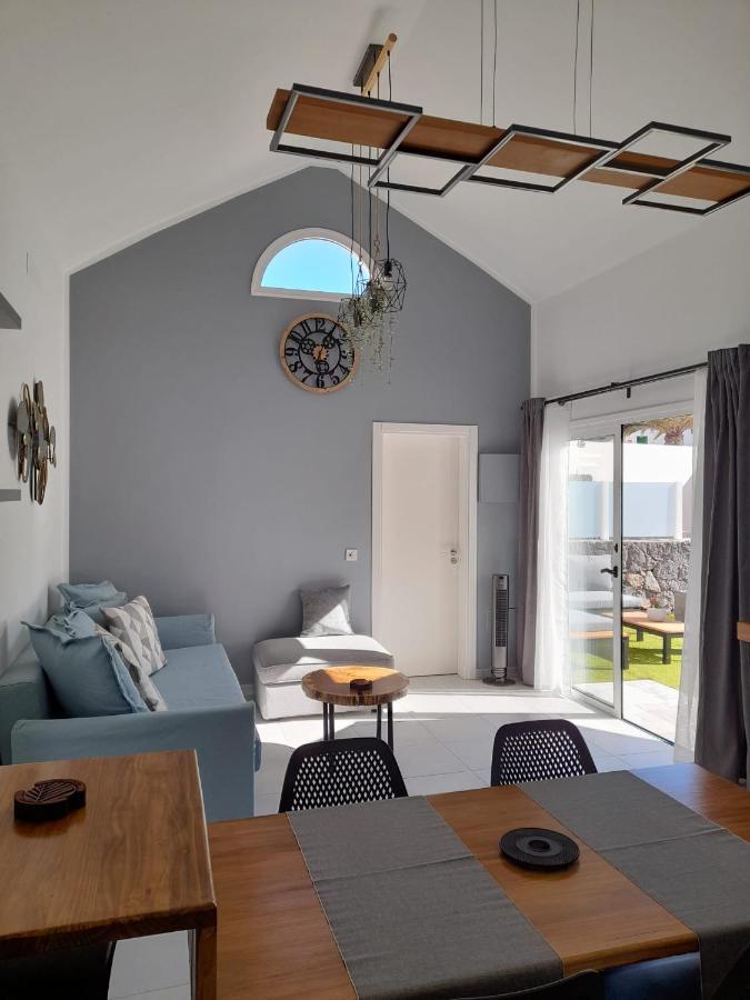 Apartment La Palmera: Beachfront With Pool View *