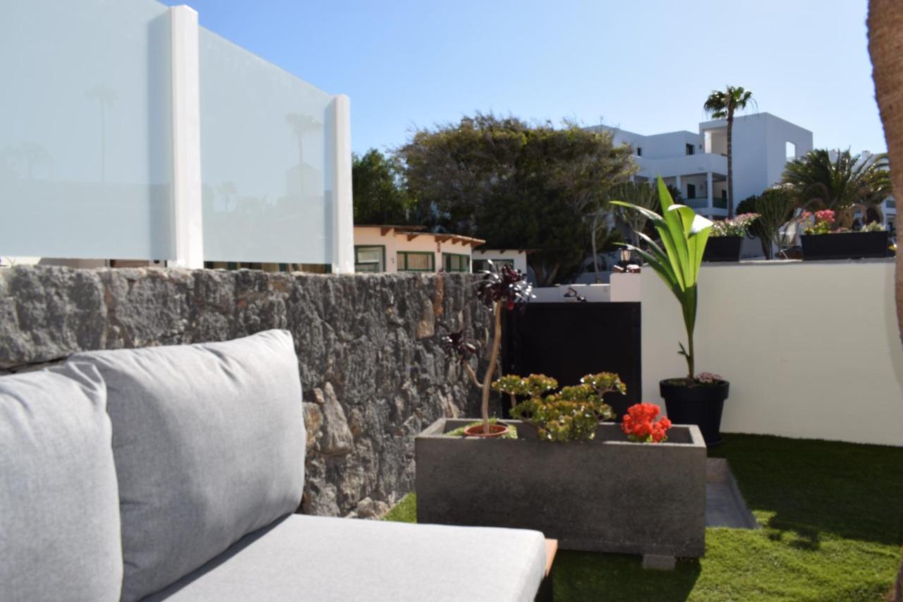 Apartment La Palmera: Beachfront With Pool View Costa Teguise