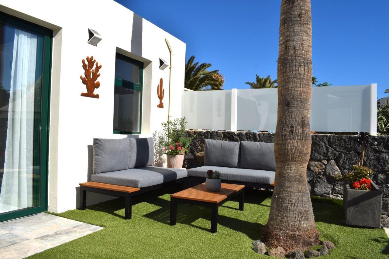 Apartment La Palmera: Beachfront With Pool View *