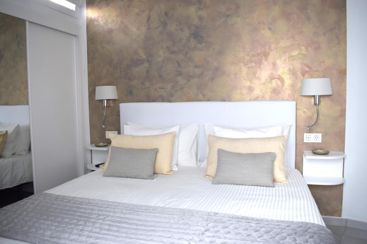 Apartment La Palmera: Beachfront With Pool View *