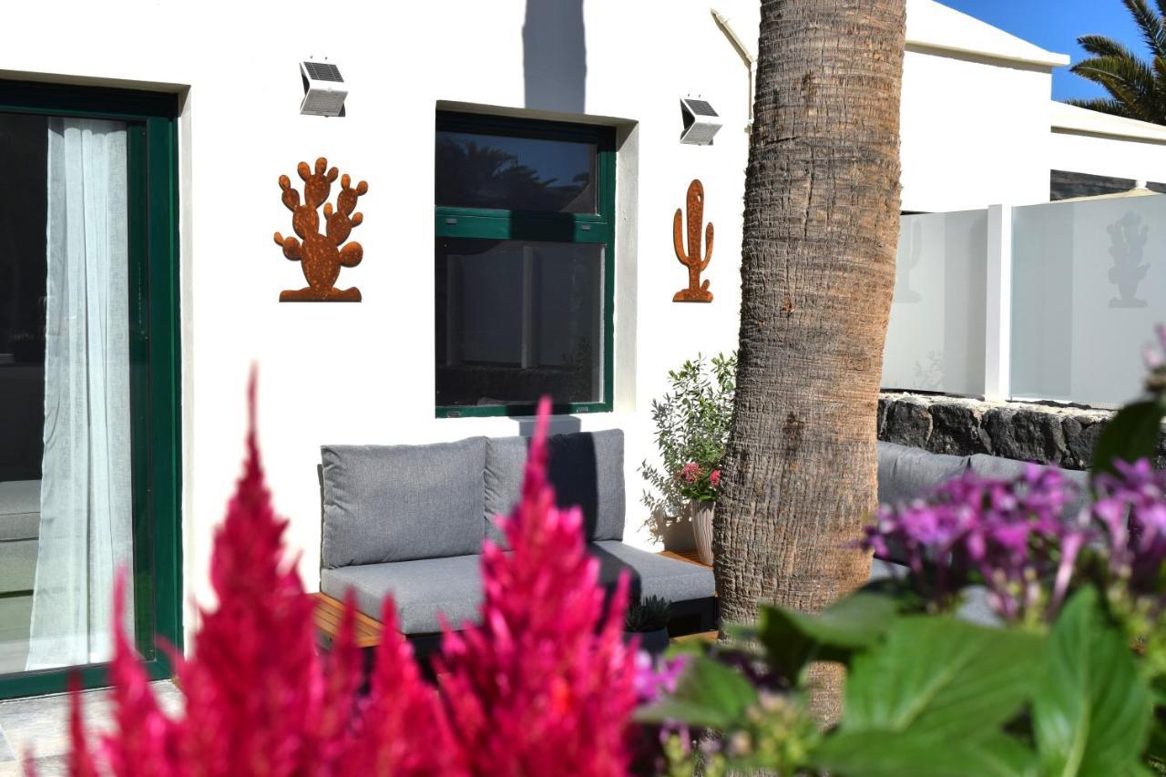 Apartment La Palmera: Beachfront With Pool View