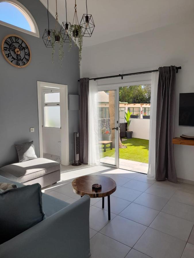 Apartment La Palmera: Beachfront With Pool View *
