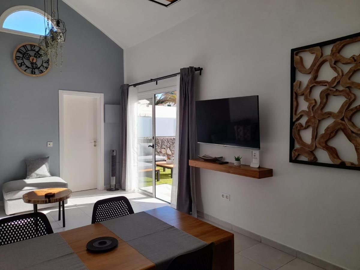 La Palmera: Beachfront With Pool View Apartment *