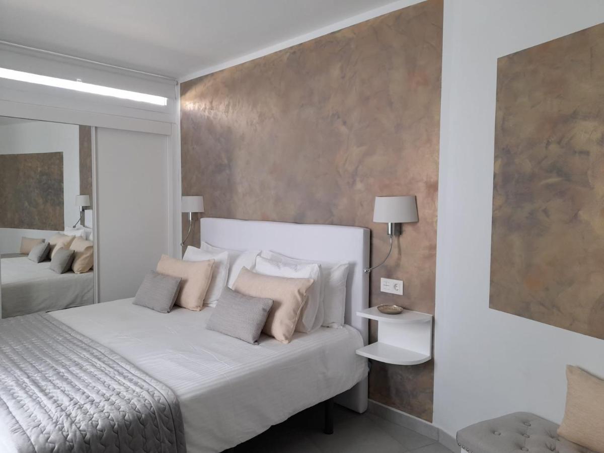 La Palmera: Beachfront With Pool View Apartment *